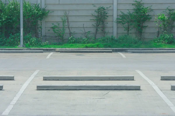 Leere Fläche Des Parkplatzes Mit Grünem Gebüsch Hintergrund Öffentlichen Parkplatz — Stockfoto