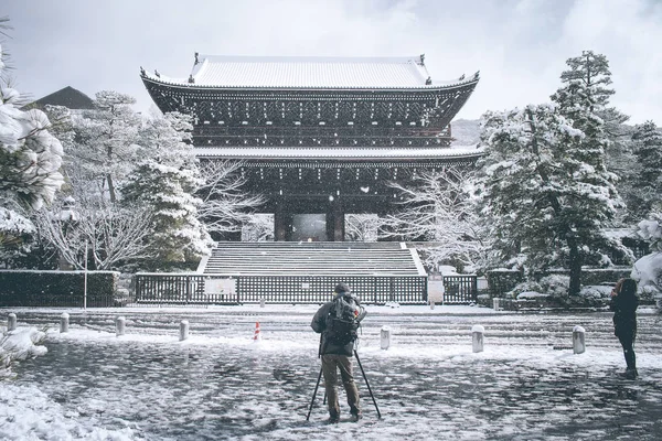Mujer Hombre Tomando Fotos Templo Japonés Con Teléfono Inteligente Cámara — Foto de Stock