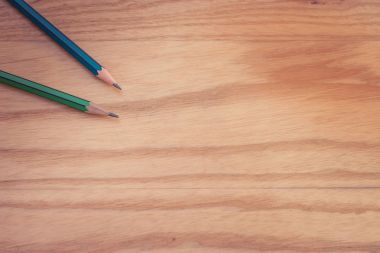 İş fikir kavramı üst ve yaratıcı görünümü iki kalem ahşap yere koy. 