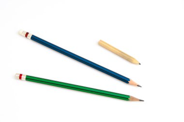 Üstten Görünüm grup izole beyaz arka plan üzerinde renkli ahşap kalem. (Seçici odak)