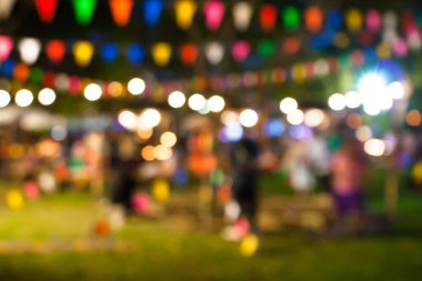 Bokeh akşam açık bahçe festivalde renkli gün ışığında gelen insanlarla soyut bulanık görüntü.