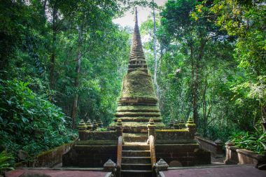 Alongkorn Chedi Phlio şelale Chanthaburi Eyaleti, Tayland at yakınındaki Namtok Phlio Milli Parkı, yağmur ormanlarında bulunan Pagoda.