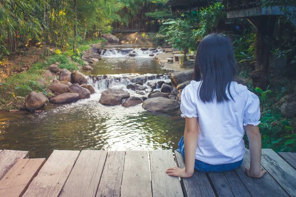 Portraitkinder Sitzen Auf Einer Holzbrücke Und Freuen Sich Mit Dem — Stockfoto