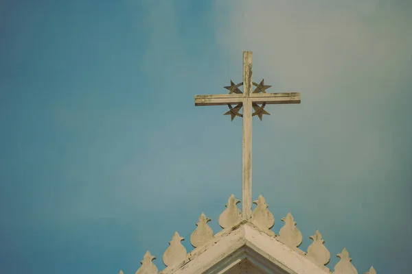 Металлический Святой Крест Распятие Вершине Белой Церкви Голубым Небом Заднем — стоковое фото
