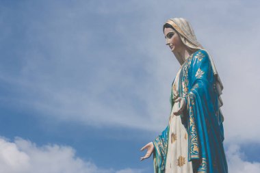 Kutsal bakire Meryem heykeli ayakta Roman Katolik piskoposluk bölgesi, Immaculate Conception haç ve mavi gökyüzü arka plan Chanthaburi Eyaleti, Tayland at ile The Cathedral önünde.