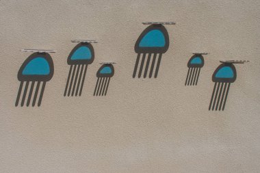 Güneş ışığının güneş ışığından yapılmış beton duvar güzel gölge throung cam yaymak ve duvara yansıyan.