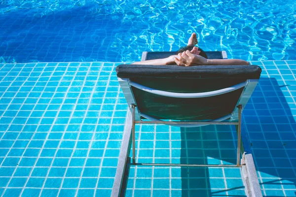 Concepto Relajación Mujer Durmiendo Sofá Cama Aire Libre Piscina Del — Foto de Stock