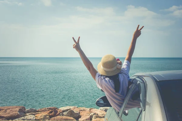 Urlaubs Und Urlaubskonzept Glückliche Familienfahrt Meer Glückliche Frau Silbernen Auto — Stockfoto