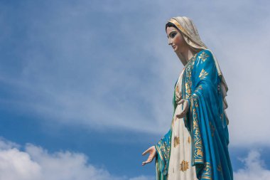 Kutsal bakire Meryem heykeli ayakta Roman Katolik piskoposluk bölgesi, Immaculate Conception haç ve mavi gökyüzü arka plan Chanthaburi Eyaleti, Tayland at ile The Cathedral önünde.