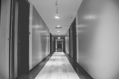 Mimari uzun geçit veya patika ahşap kapı ve duvar ile çevrili otel binası içinde siyah ve beyaz görüntü. (Seçici odak)