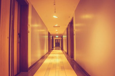 Mimari uzun geçit veya patika ahşap kapı ve duvar ile çevrili otel binası içinde. (Seçici odak)