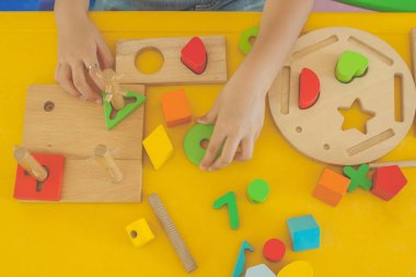 Üstten Görünüm el sevimli küçük kız oyun çocuklar oyuncak, çocuk odası.