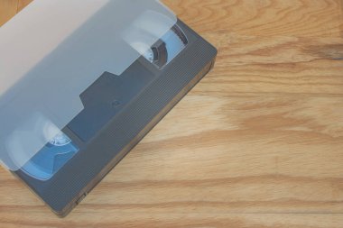 Eski Vhs Video kaset kaset ahşap masanın üstüne koy. (Seçici odak)