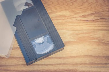 Eski Vhs Video kaset kaset ahşap masanın üstüne koy. (Seçici odak)