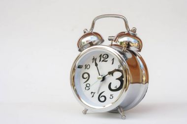 Gümüş çalar saat beyaz arka plan üzerinde izole kapatmak. (Seçici odak)