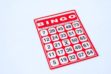 İş kavramı: beyaz zemin üzerine izole kırmızı bingo kartı. (Seçici odak)