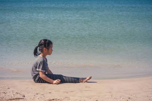Einsames Süßes Kleines Mädchen Sitzt Sandstrand Und Freut Sich Auf — Stockfoto