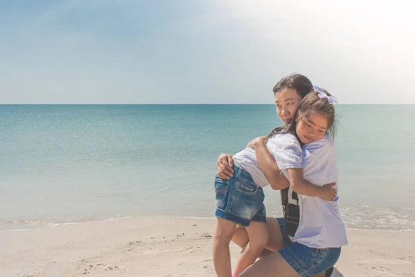 Adorable Aile Kavramı Kadın Çocuk Sarılma Hissi Mutluluk Kum Üzerinde — Stok fotoğraf