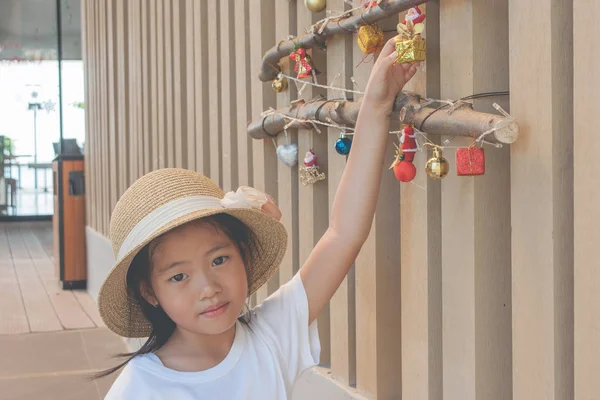 Linda Niña Con Camiseta Blanca Sombrero Tejido Que Sostiene Caja — Foto de Stock