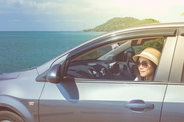 Urlaubs Und Urlaubskonzept Glückliche Familien Autofahrt Meer Porträt Einer Frau — Stockfoto