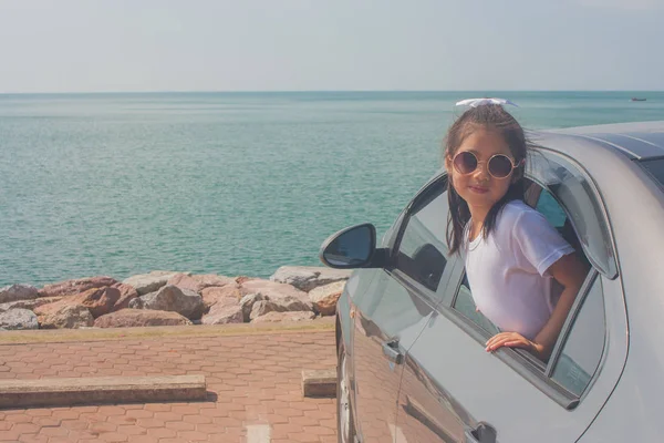 Urlaubs Und Urlaubskonzept Glückliche Familienautofahrt Meer Porträt Süßes Kleines Mädchen — Stockfoto