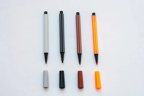 Bolígrafos Mágicos Coloridos Con Tapa Aislada Sobre Fondo Blanco Enfoque — Foto de Stock