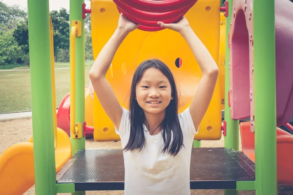 Adorable Concepto Vacaciones Lindo Niño Pequeño Siente Divertido Felicidad Parque — Foto de Stock