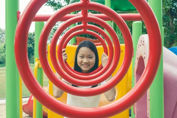 Adorable Concepto Vacaciones Lindo Niño Pequeño Siente Divertido Felicidad Parque — Foto de Stock