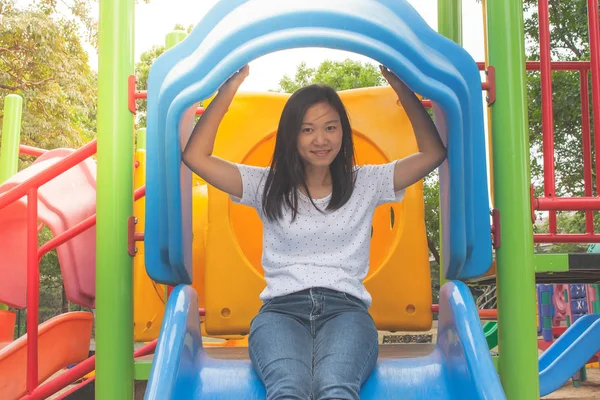 Adorable Holiday Concept Dispara Mujer Asiática Sintiéndose Divertida Feliz Parque — Foto de Stock