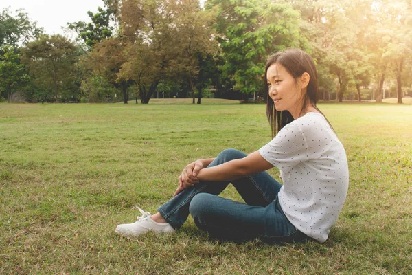 Frau Entspannt Sich Und Liegt Vintage Stil Auf Grünem Gras — Stockfoto