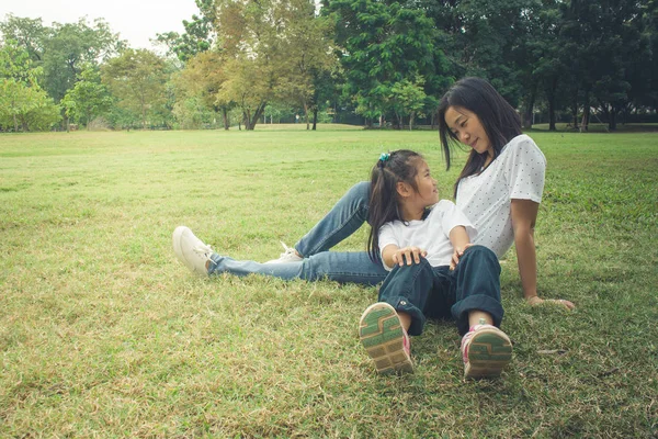 Adorable Concepto Mujer Niño Abrazando Sintiendo Sonriente Felicidad Parque Estilo — Foto de Stock