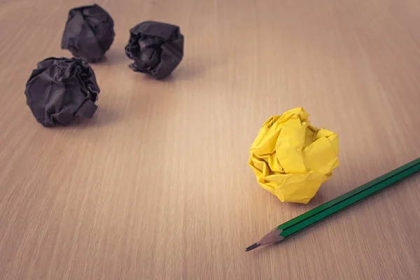 Geschäftliches Kreativ Und Ideenkonzept Gebrauchter Bleistift Mit Gelber Zerknüllter Papierkugel — Stockfoto