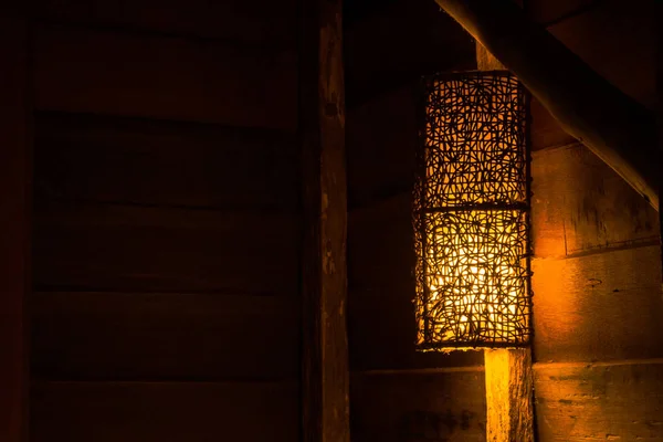 Schöne Hölzerne Wandlampe Die Auf Holzbalken Über Dem Bett Der — Stockfoto