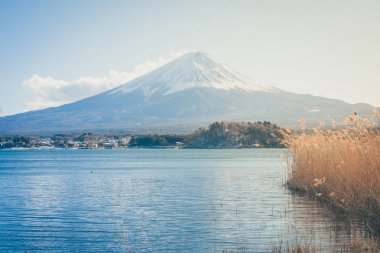 Güzel manzaralı Fuji Dağı veya Mt.Fuji beyaz karla kaplı Kış mevsimlik Kawaguchiko Gölü, Japonya.