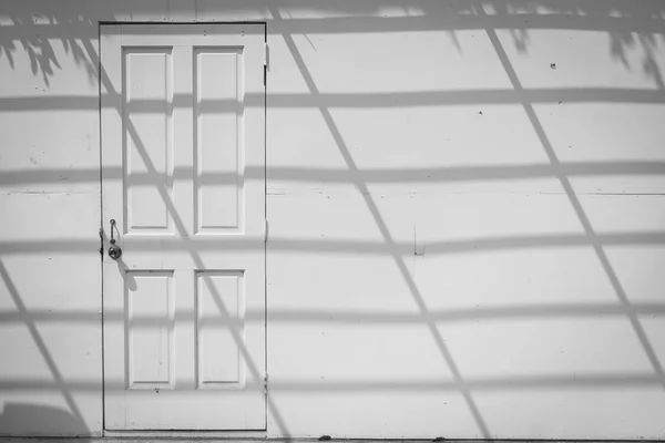 Абстрактное Изображение Парадной Белой Деревянной Двери Старой Бетонной Стене Тенью — стоковое фото