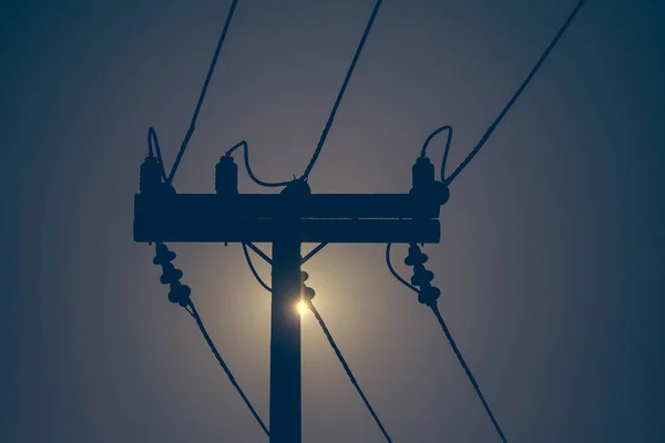 Silhouette Von Strommast Und Hochspannungsleitung Mit Sonnenuntergang Hintergrund Selektiver Fokus — Stockfoto