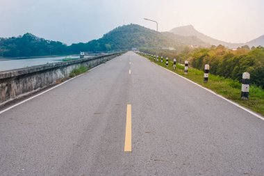 Güzel manzaralı yol yol kenarı ile rezervuar kırsal boyunca. (Seçici odak)
