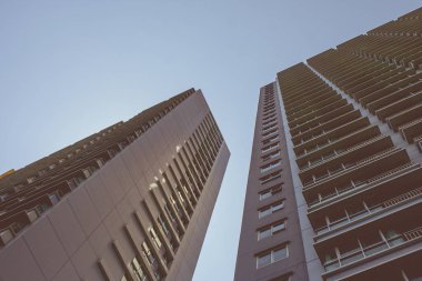 Satır konut içinde belgili tanımlık geçmiş mavi gökyüzü ile açı mimarisi uprisen.