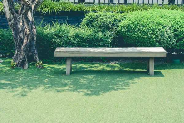 Eine Lange Holzbank Steht Auf Einer Grünen Rasenwiese Garten Japanischen — Stockfoto