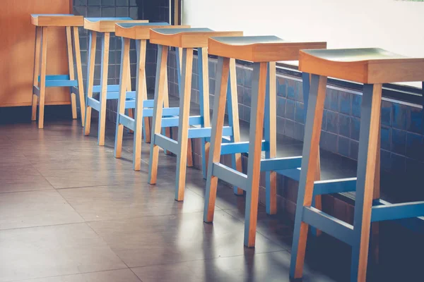 Fila Arquitetura Abstrata Cadeiras Madeira Vintage Vazias Decorar Café Foco — Fotografia de Stock