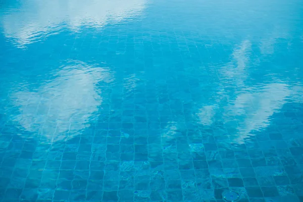 Feche Água Azul Piscina Reflexão Nuvens Brancas Céu Azul Foco — Fotografia de Stock