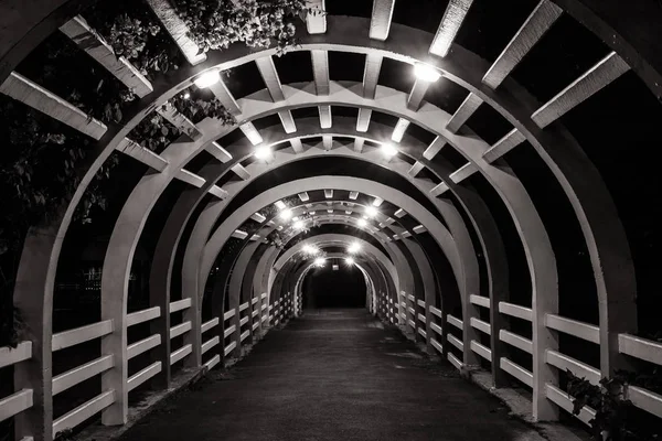 Bliska Architektura Drewniana Tunelu Ogrodzie Świeżym Powietrzu Porze Nocnej Selektywne — Zdjęcie stockowe