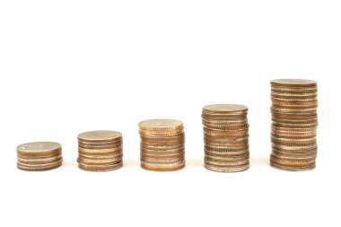 Beyaz arkaplanda izole edilmiş gümüş para yığınını kapat.