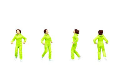 Minyatür insanlar karakteri beyaz arkaplanda izole edilmiş duruş koşucusu olarak görürler..