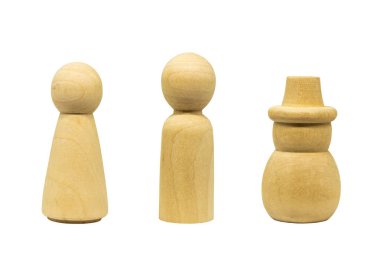 Tahta figürler grubu beyaz arkaplanda izole edilmiş model oyuncaklar.