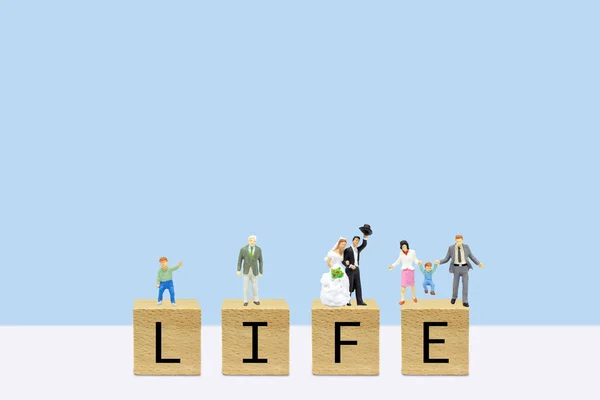Happy Family Concept Levenscyclus Van Miniatuur Mensen Als Kind Zakenman — Stockfoto