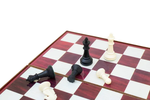 Obchodní Soutěž Koncept Boční Pohled Černobílé Šachové Figurky Leží Šachovnici — Stock fotografie