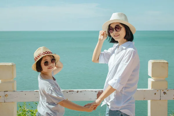 Sommerurlaubs Und Reisekonzept Asiatin Und Mädchen Stehen Entspannt Auf Klippe — Stockfoto