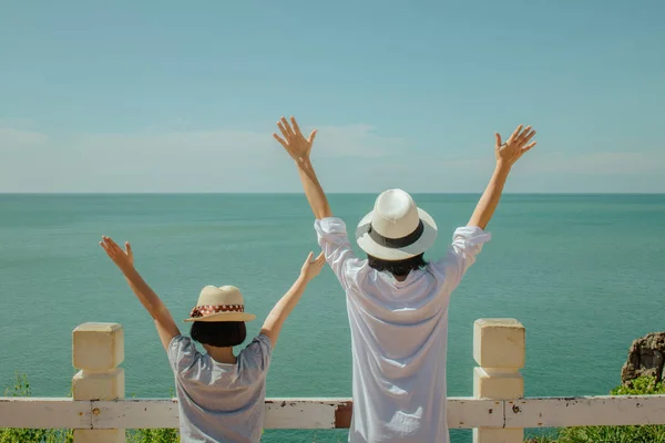 Sommerurlaub Und Reisekonzept Asiatin Und Mädchen Stehen Entspannt Auf Klippe — Stockfoto