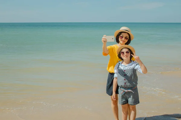 Concepto Viaje Vacaciones Verano Mujer Niño Pie Tomando Selfie Con —  Fotos de Stock
